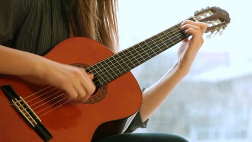 CÁCH HỌC CÁC NỐT TRÊN CẦN ĐÀN GUITAR VÀ TRỞ THÀNH MỘT NGƯỜI CHƠI NHẠC CỤ SÁNG TẠO HƠN