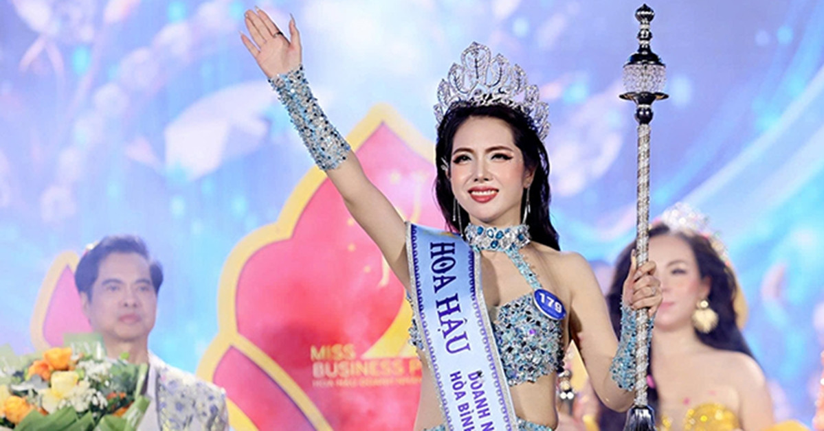 Ca sĩ Ngọc Sơn trao vương miện hoa hậu cho nữ giám đốc 37 tuổi