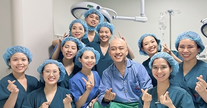 Ca sĩ Tuấn Hưng cười tươi sau ca phẫu thuật, tạm dừng ca hát để hồi phục