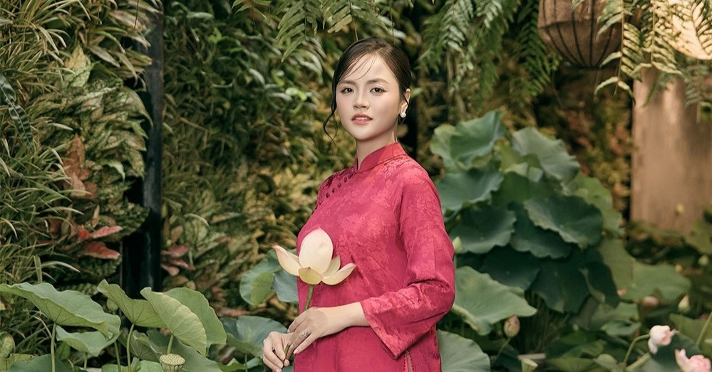 Diễn viên Thu Quỳnh, Thanh Hương xinh đẹp bên hoa sen