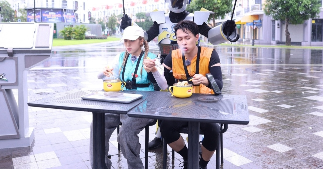 Emily ‘chơi lớn’ nắm tay học trò của chồng, Kaity Nguyễn tự nhận ‘chơi dơ’