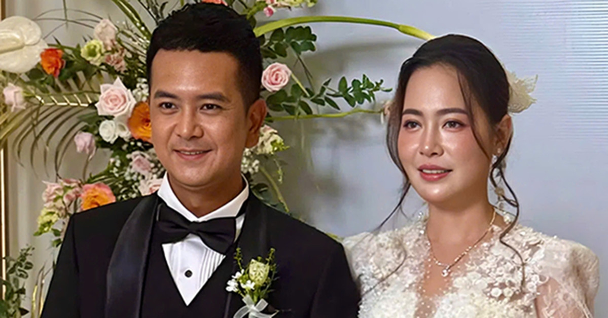 Hùng Thuận ‘Đất phương Nam’ hôn và nói lời ngọt ngào với vợ trong lễ cưới