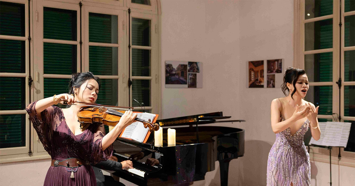 Không cần sân khấu lung linh, các nghệ sĩ vẫn khiến khán giả thổn thức