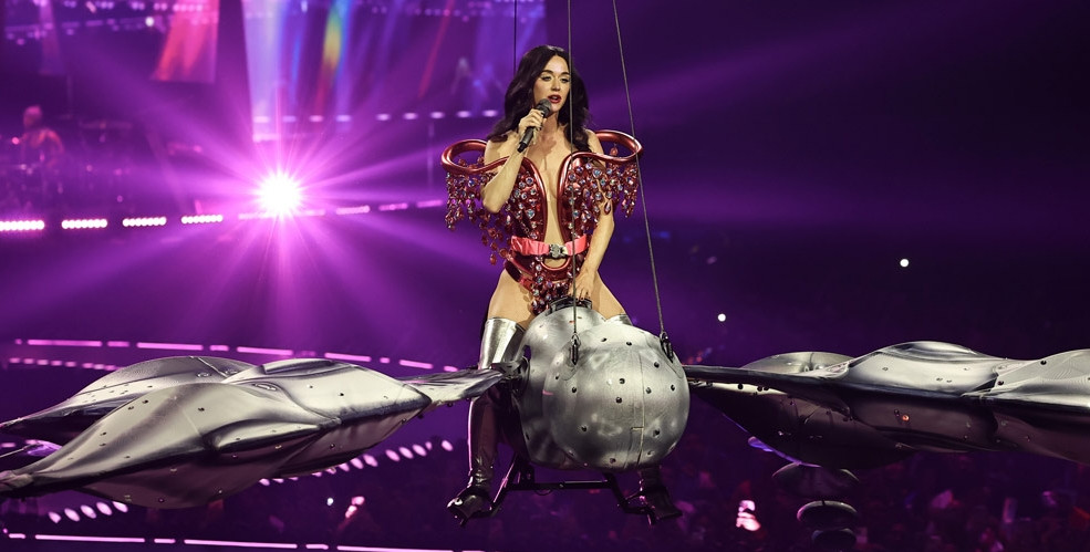Nữ ca sĩ tỷ view Katy Perry suýt rơi khỏi không trung khi đang biểu diễn