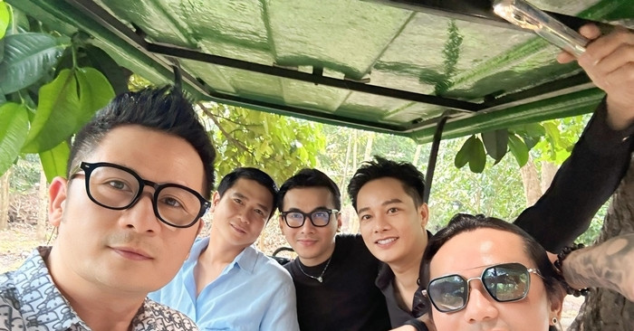 Đoàn Di Băng mếu máo khi công an khám nhà, Hồ Hoài Anh hiếm hoi lộ diện