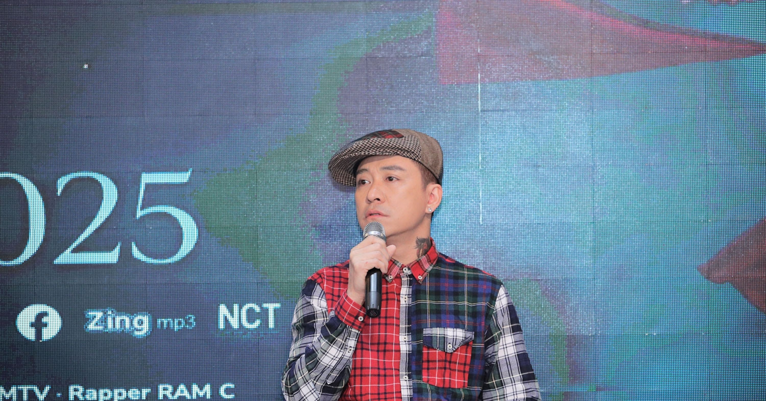 Ca sĩ Tuấn Hưng khóc, nói về quãng thời gian nhiều bão giông