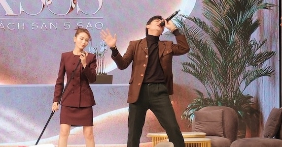 Diễn viên đứng sau phim 100 tỷ hát cùng MC Huyền Trang trên VTV