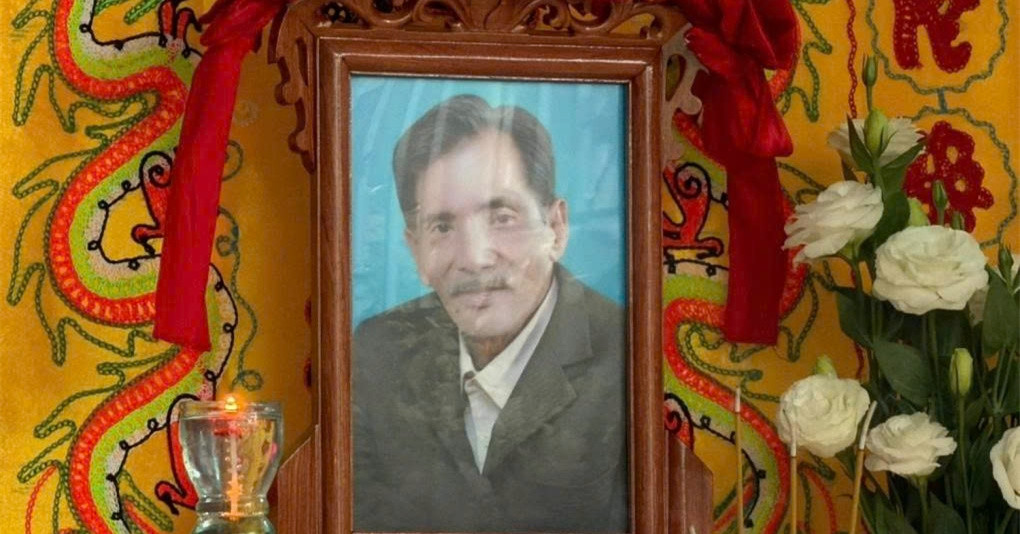 Gia đình đưa diễn viên Thương Tín đi an táng, hàng xóm lặng lẽ dõi theo