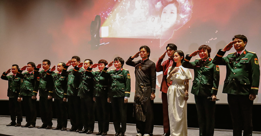 Hình ảnh đẹp chưa từng thấy của đoàn phim Mưa đỏ trên đất Pháp