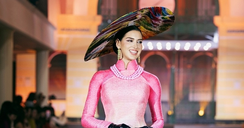 Hơn 70 người đẹp Miss Cosmo hóa nàng thơ với áo dài, hoa hậu Peru đẹp như nữ thần