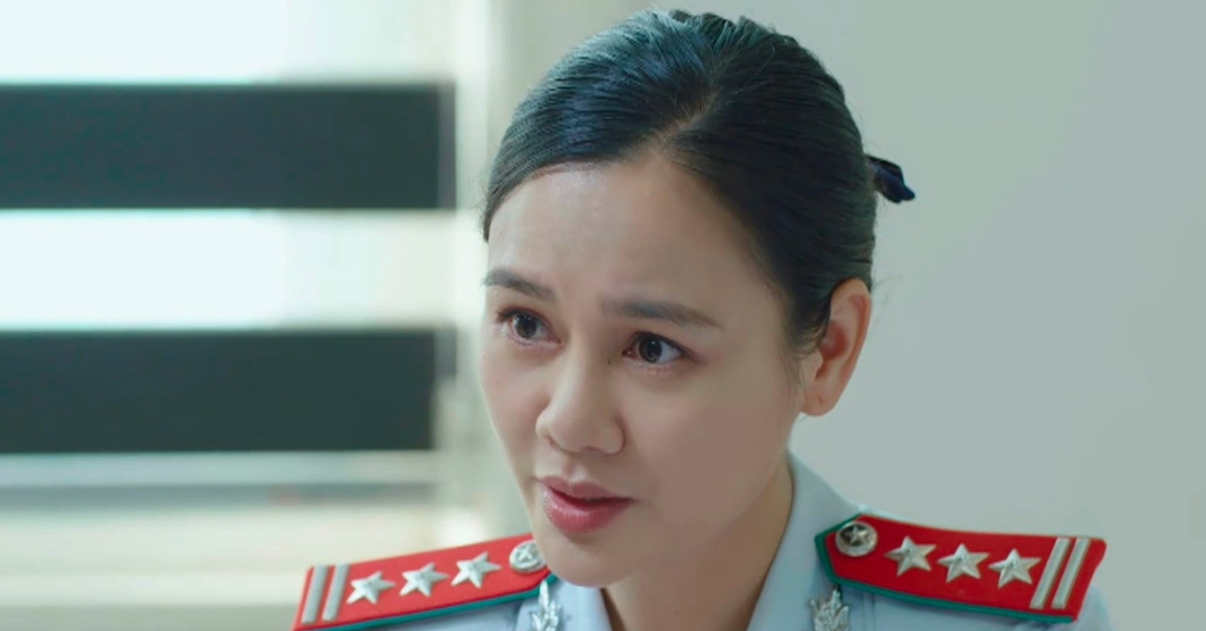 Nữ phó chánh thanh tra trên phim ‘Lằn ranh’ ngoài đời là Trung tá quân đội