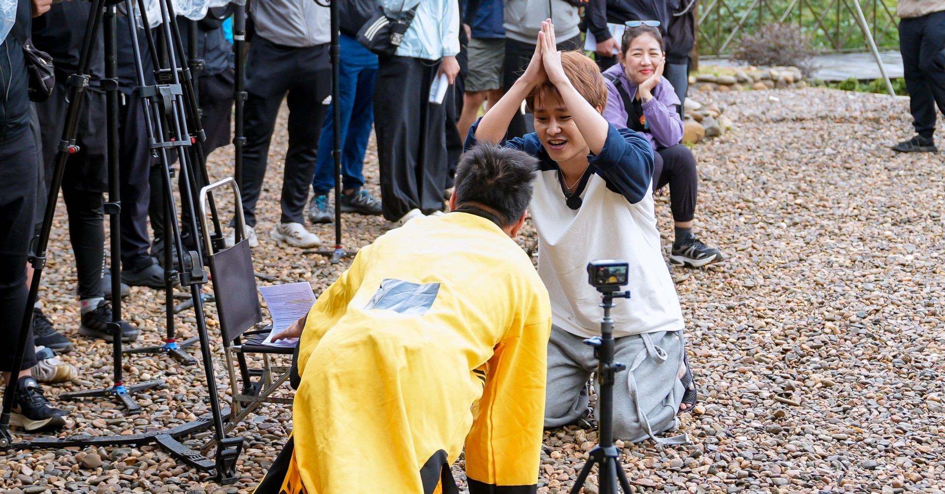Tăng Duy Tân bị HIEUTHUHAI tấn công, Cris Phan ‘chế giễu’ Trường Giang