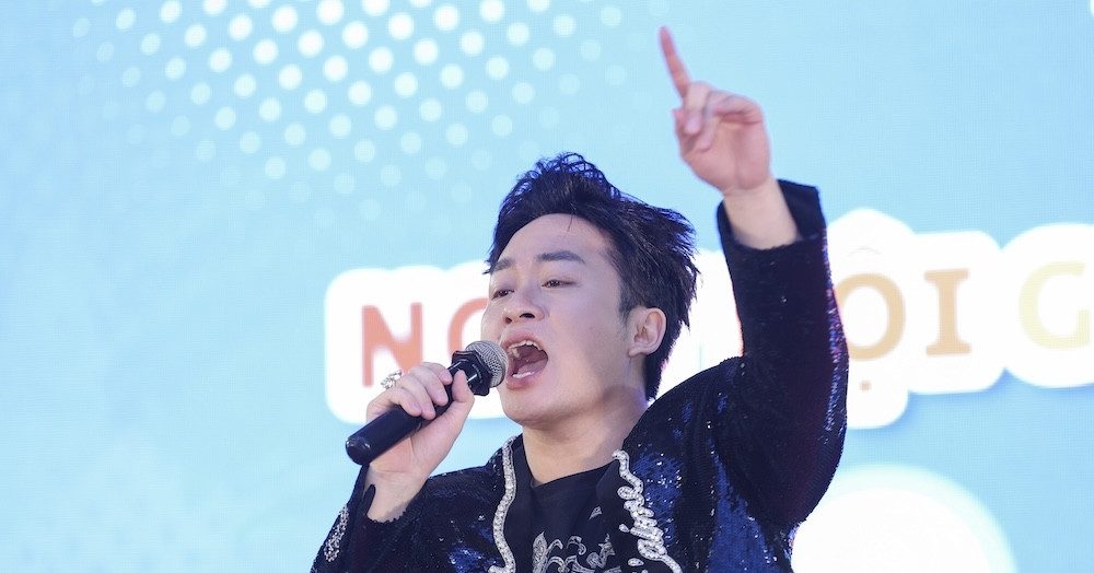 Tùng Dương song ca với thầy giáo hit triệu view làm nghìn người phấn khích