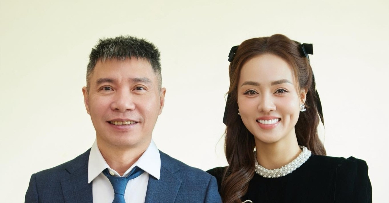 Vợ chồng NSND Công Lý tình cảm không ngờ, ‘nhạc sĩ tỷ view’ đẹp trai ở sân bay