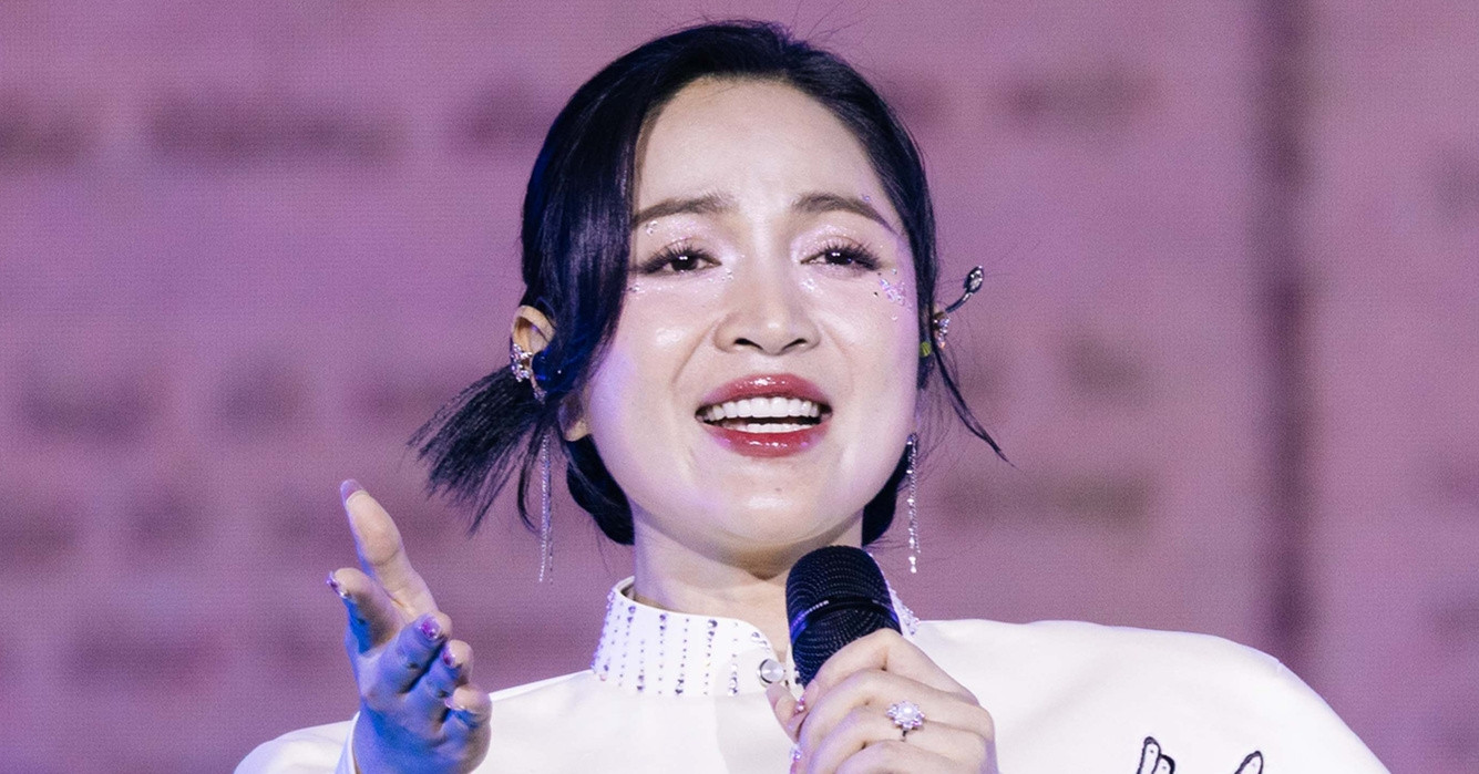 ‘Ca sĩ tỷ view’ Duyên Quỳnh xin lỗi vì hát nhép ở Lễ trao giải Làn sóng xanh