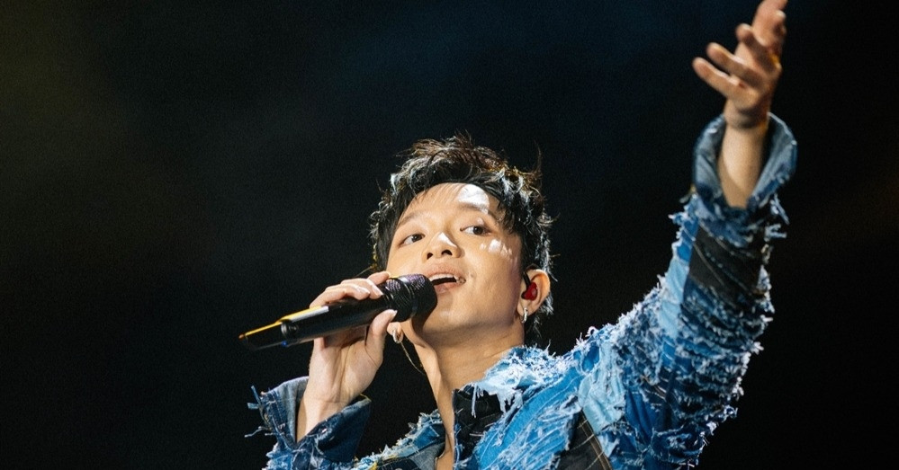 4 cặp cầu hôn thành công ngay trong concert gần 10.000 người của Hoàng Dũng