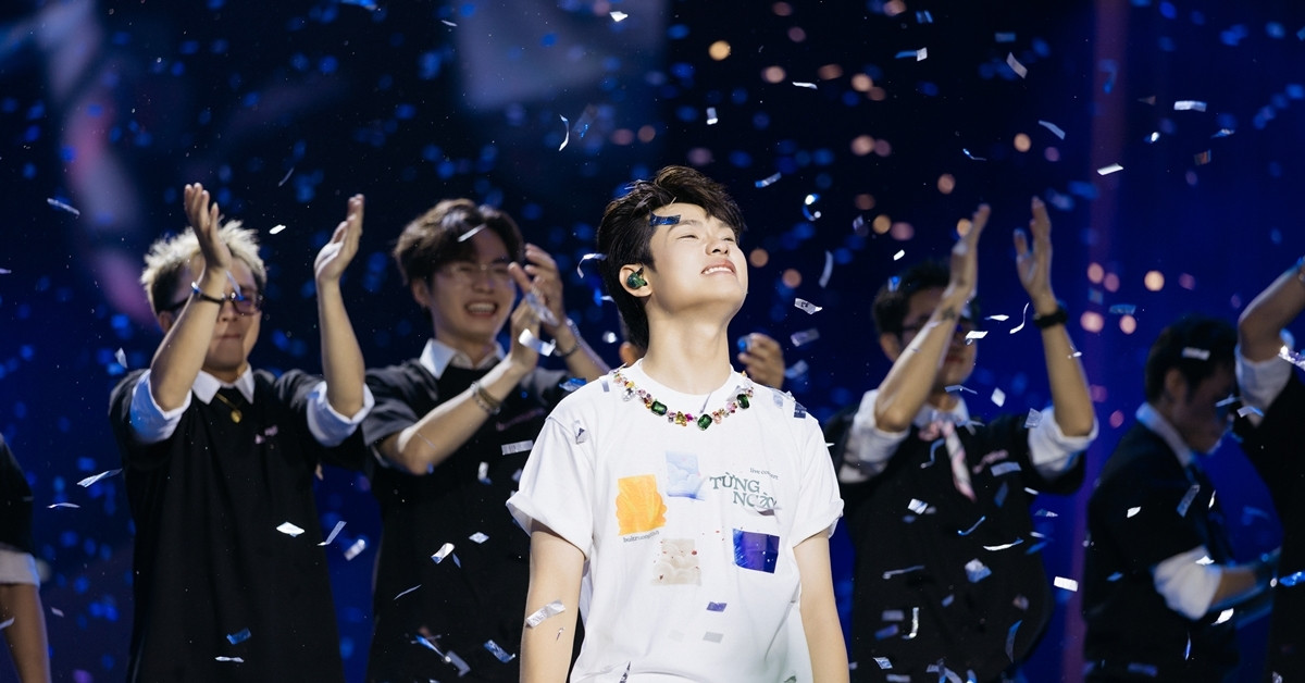 Bùi Trường Linh cúi lậy, khóc lưu luyến chia tay 2.000 khán giả