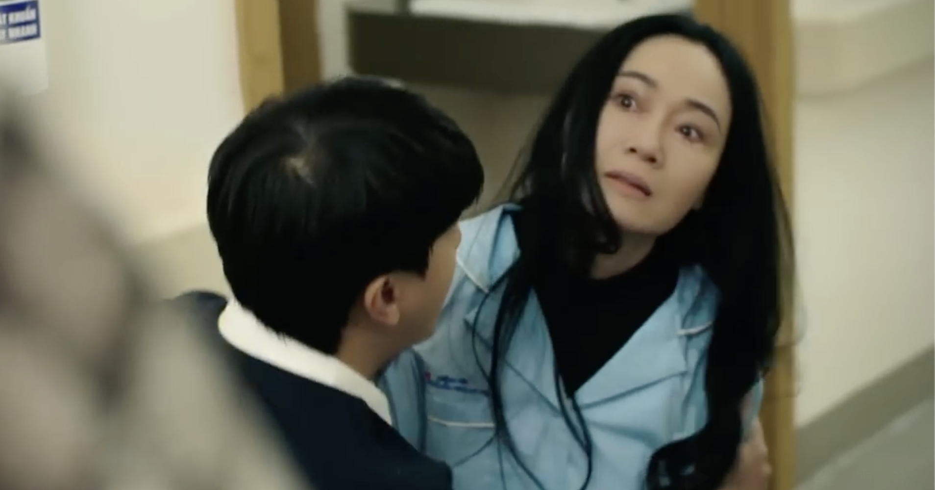 Mẹ Quân quỳ xuống cầu xin Thương