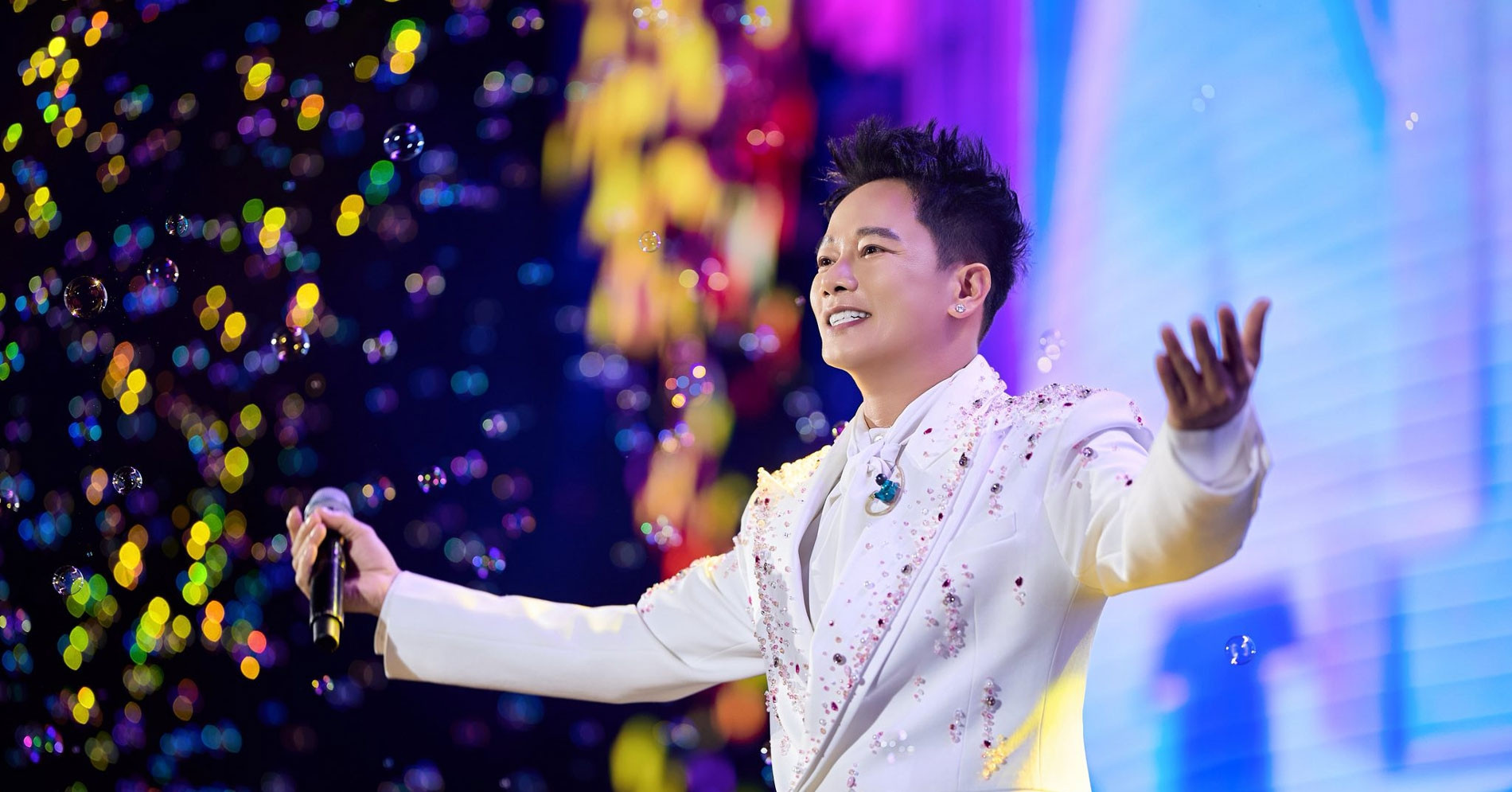 Ca sĩ hát một bài hit mua được xe, sửa nhà cho bố mẹ là ai?