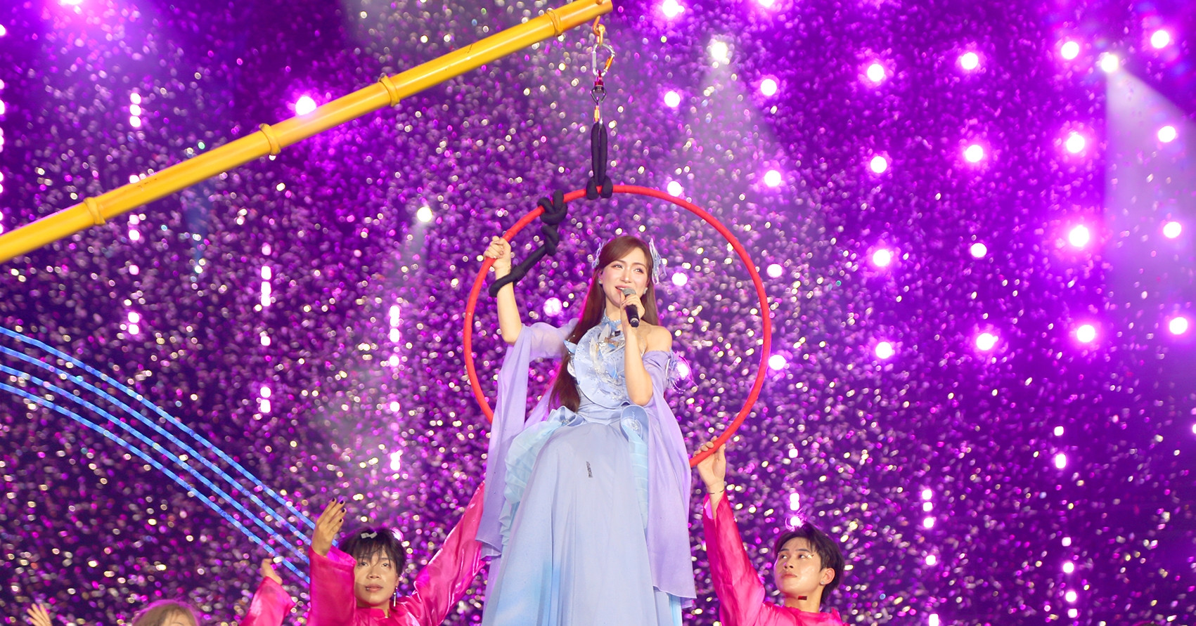 Ca sĩ Hòa Minzy ngồi trên vòng bay lượn hát trước 50.000 nghìn khán giả