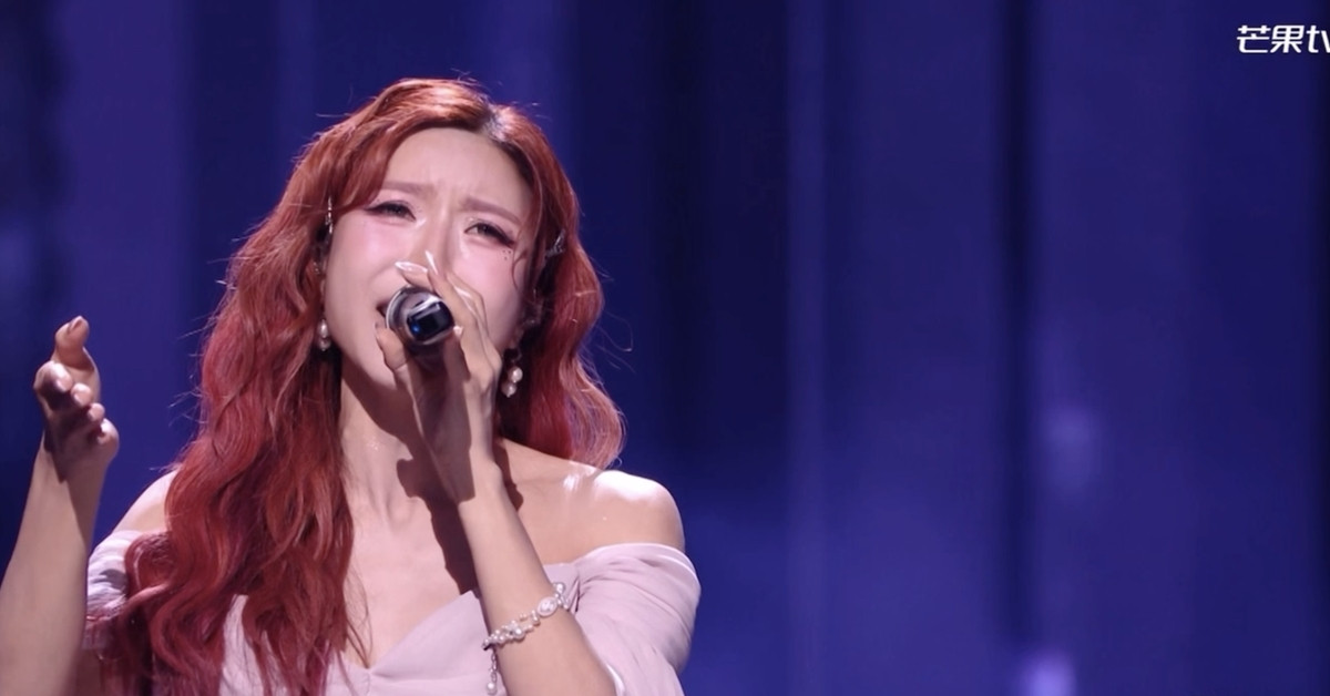 Trang Pháp được khen hát tiếng Trung tốt, ôm đồng đội khóc nức nở ở Đạp gió