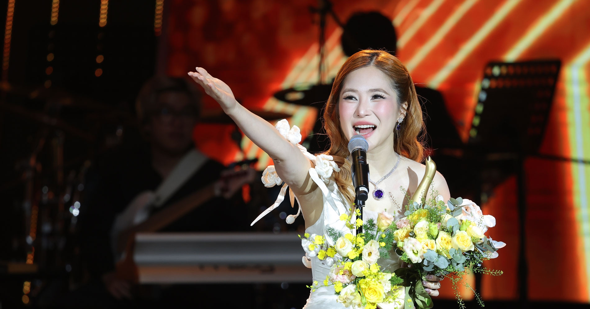 Gây tranh cãi khi nhận giải album của năm, Hương Tràm nói không bận tâm