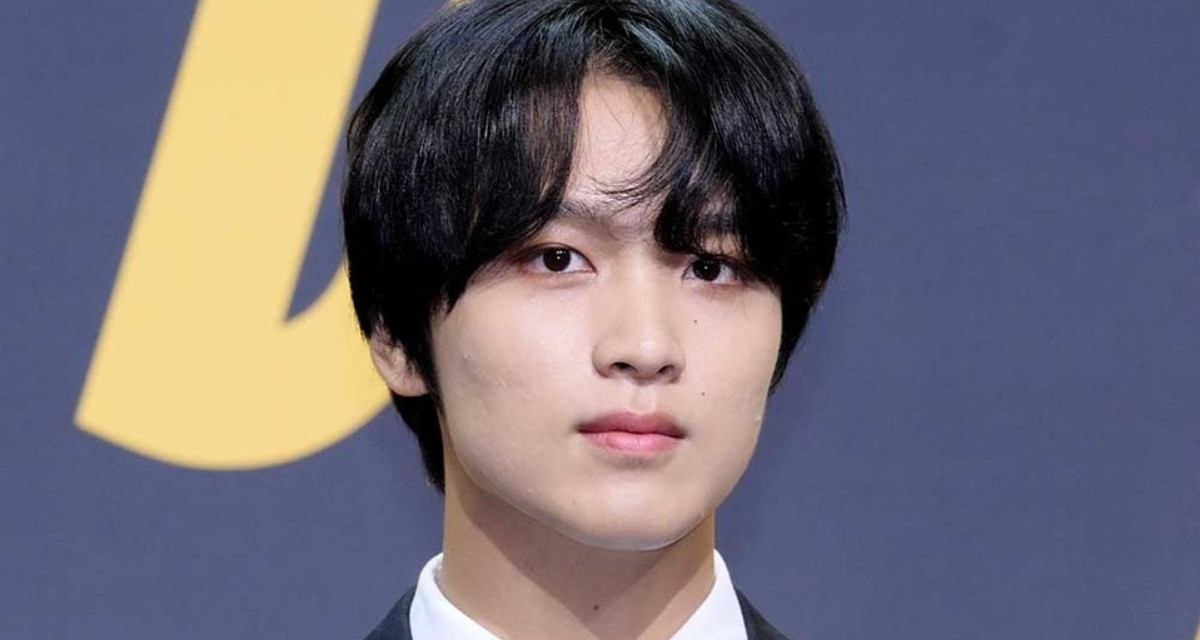 Nam ca sĩ 26 tuổi bị fan cuồng chửi bới, gây hỗn loạn tại sân bay