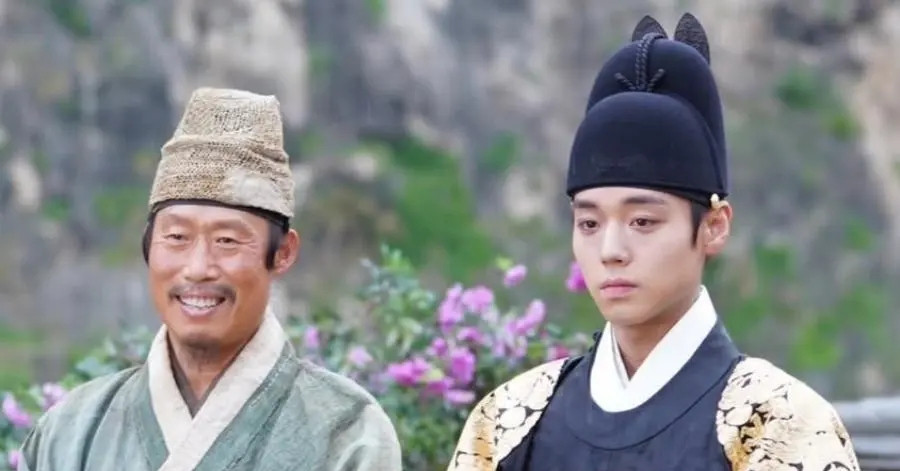 Park Ji Hoon và ‘ông chú quốc dân’ Yoo Hai Jin phim 2700 tỷ ‘Dưới bóng Điện Hạ’