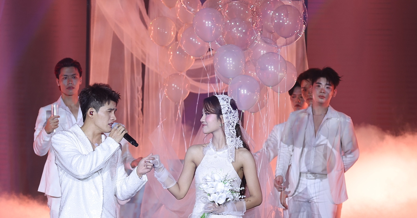 Quốc Thiên cảm ơn cô dâu ngay trên sân khấu, Cẩm Ly sexy tuổi U60 