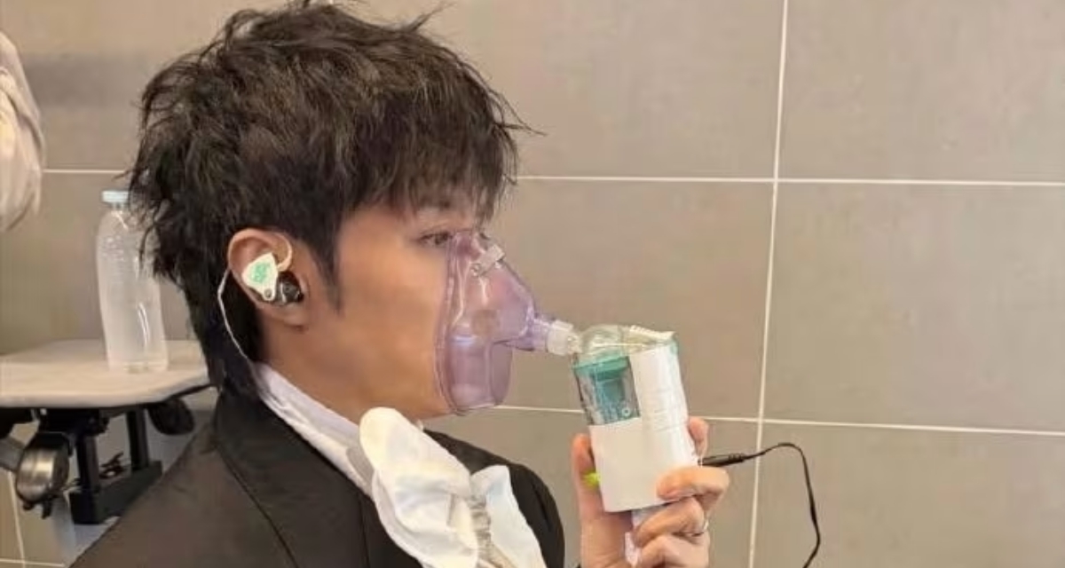 Ca sĩ Cổ Cự Cơ kiệt sức, phải thở oxy trước đêm diễn