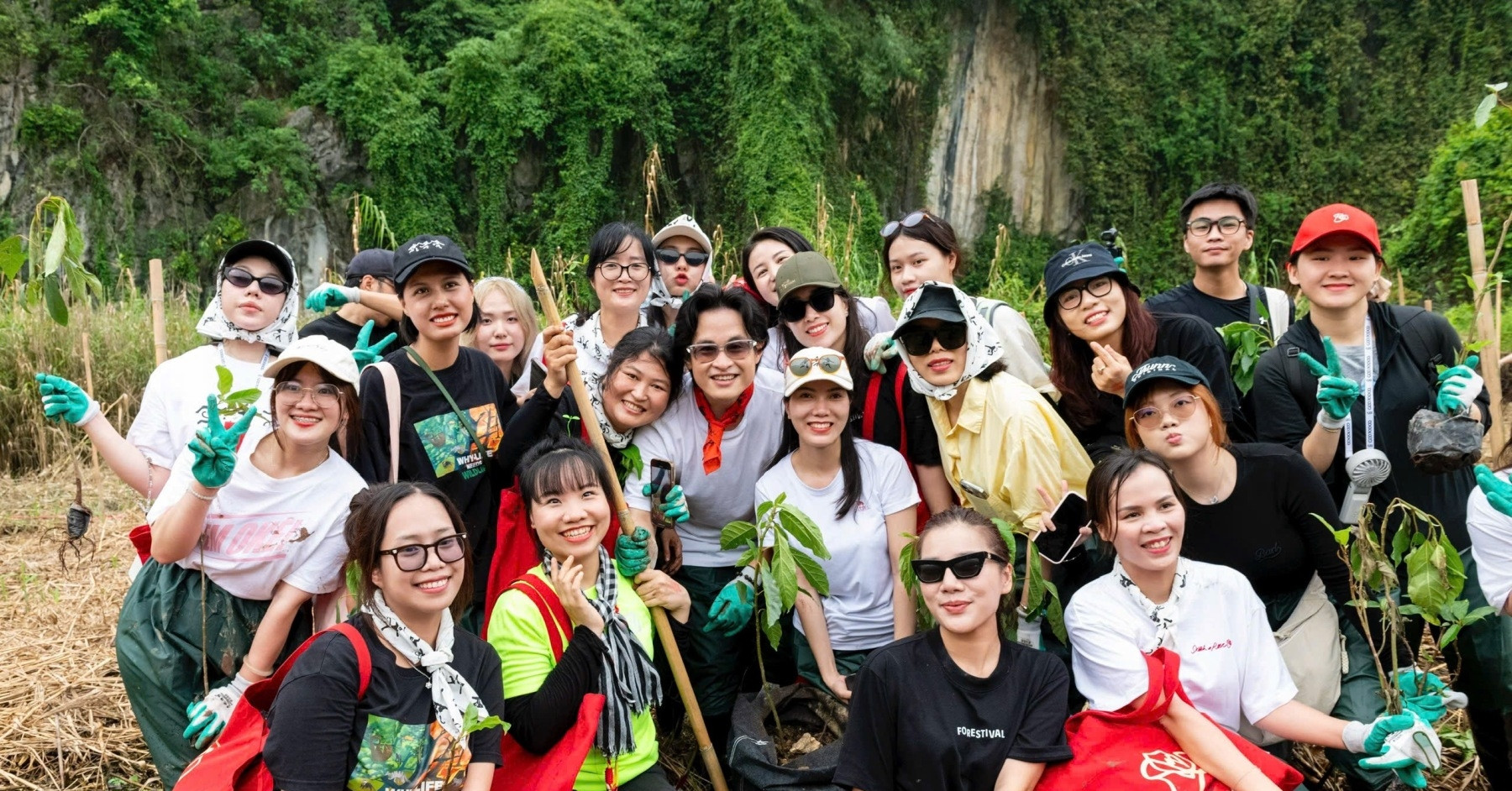 Hà Anh Tuấn, Bùi Công Nam, Phùng Khánh Linh lội bùn trồng rừng
