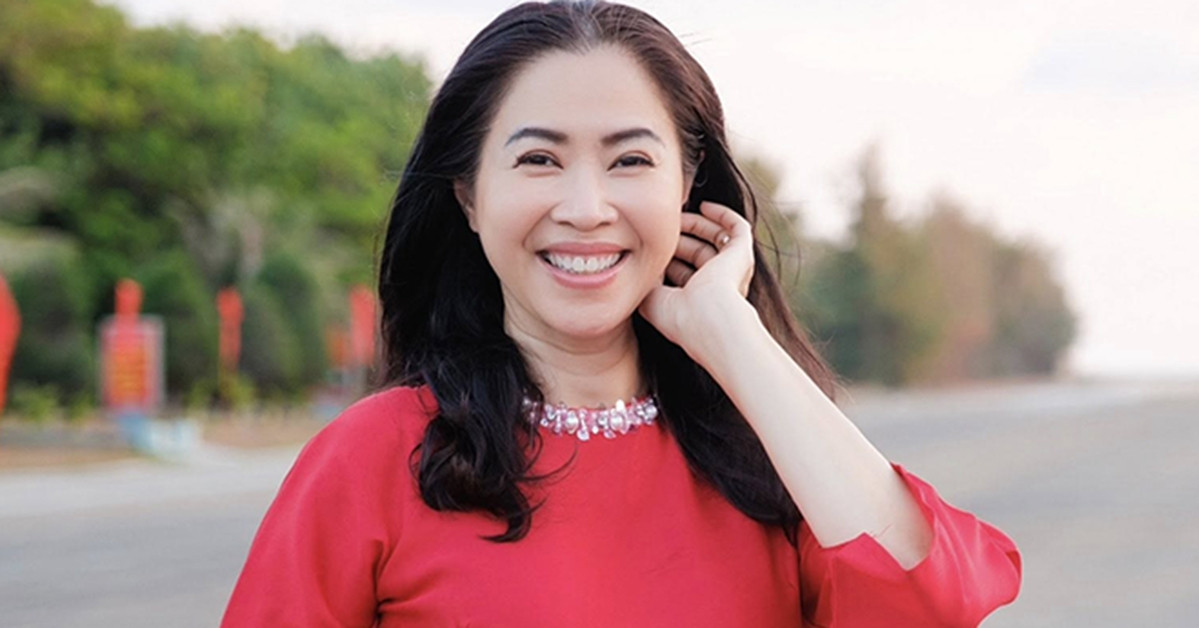 MC Quỳnh Hoa tuổi 54 là phó giám đốc quyền lực, quyết ‘giấu’ chồng suốt 30 năm