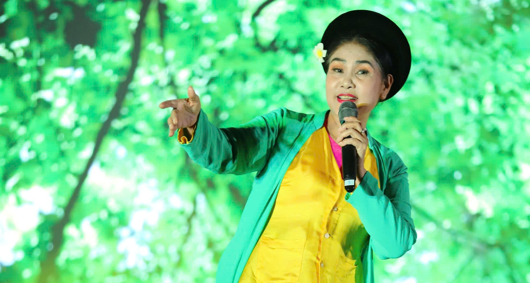 Màn trình diễn của NSND Thanh Ngoan khiến khán giả vây quanh Hồ Gươm