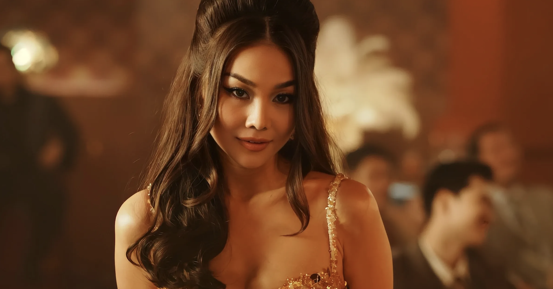 Phim 18+ của Thanh Hằng bị ‘đè bẹp’ về doanh thu, một phim âm thầm cán mốc 200 tỷ