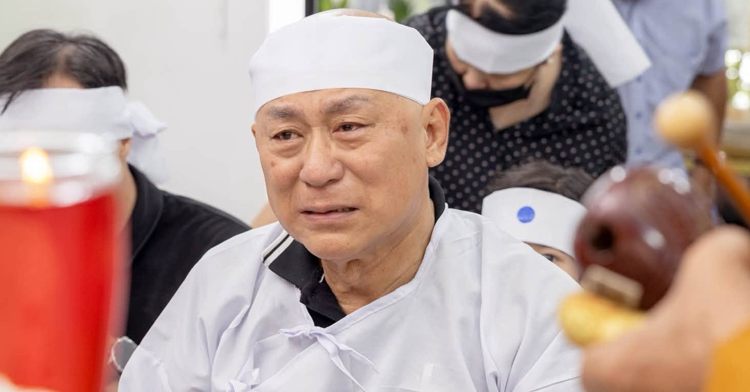 NSND Tạ Minh Tâm khóc nghẹn trong đám tang vợ